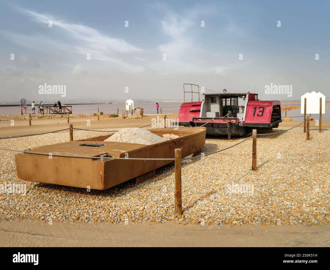 Las Salinas De Torrevieja - vendemmia di sale d'epoca in una zona umida riconosciuta a livello internazionale con una lunga storia di estrazione del sale. Lagunas de la Mat Foto Stock