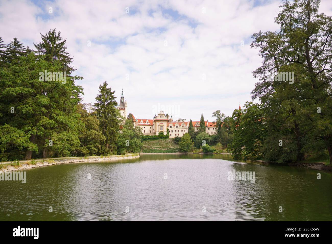 Vista del castello Pruhonice nel parco e sul lago Foto Stock