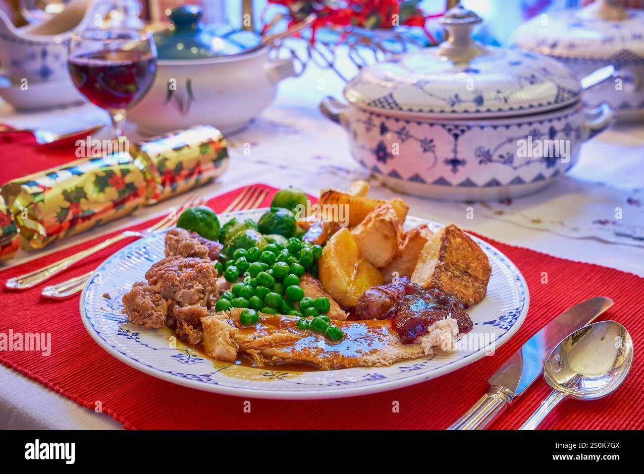 Tradizionale tavolo di Natale con cena di tacchino Foto Stock