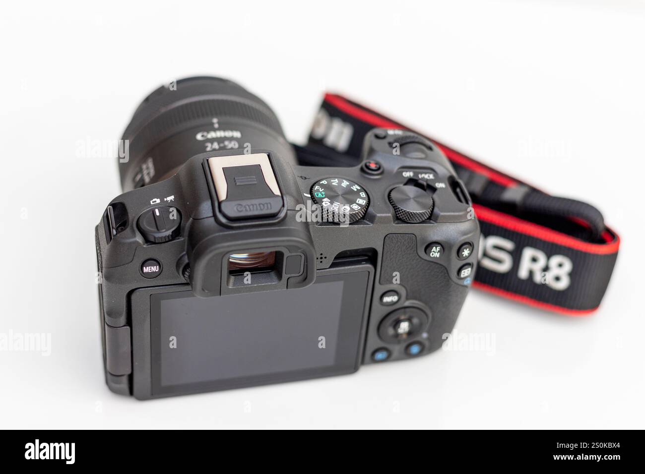 Vista posteriore dell'ultimo modello di fotocamera Canon, schermo LCD articolato EOS R8 con tracolla con logo EOS R8 su sfondo bianco isolato Foto Stock