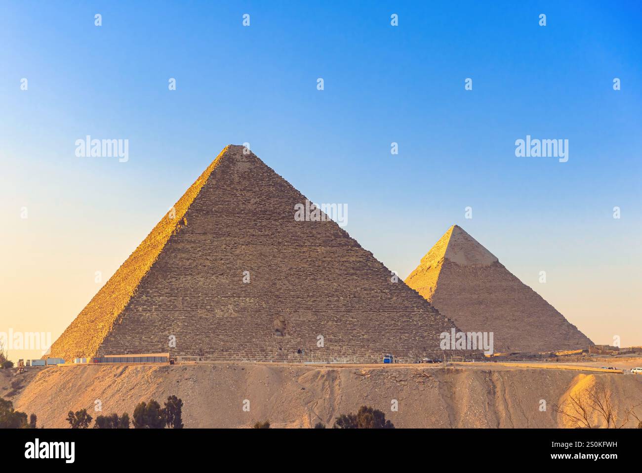 Famose grandi piramidi di Chefren e Cheope, il Cairo, Egitto. Due delle tre grandi Piramidi, il complesso della piramide di Giza Foto Stock