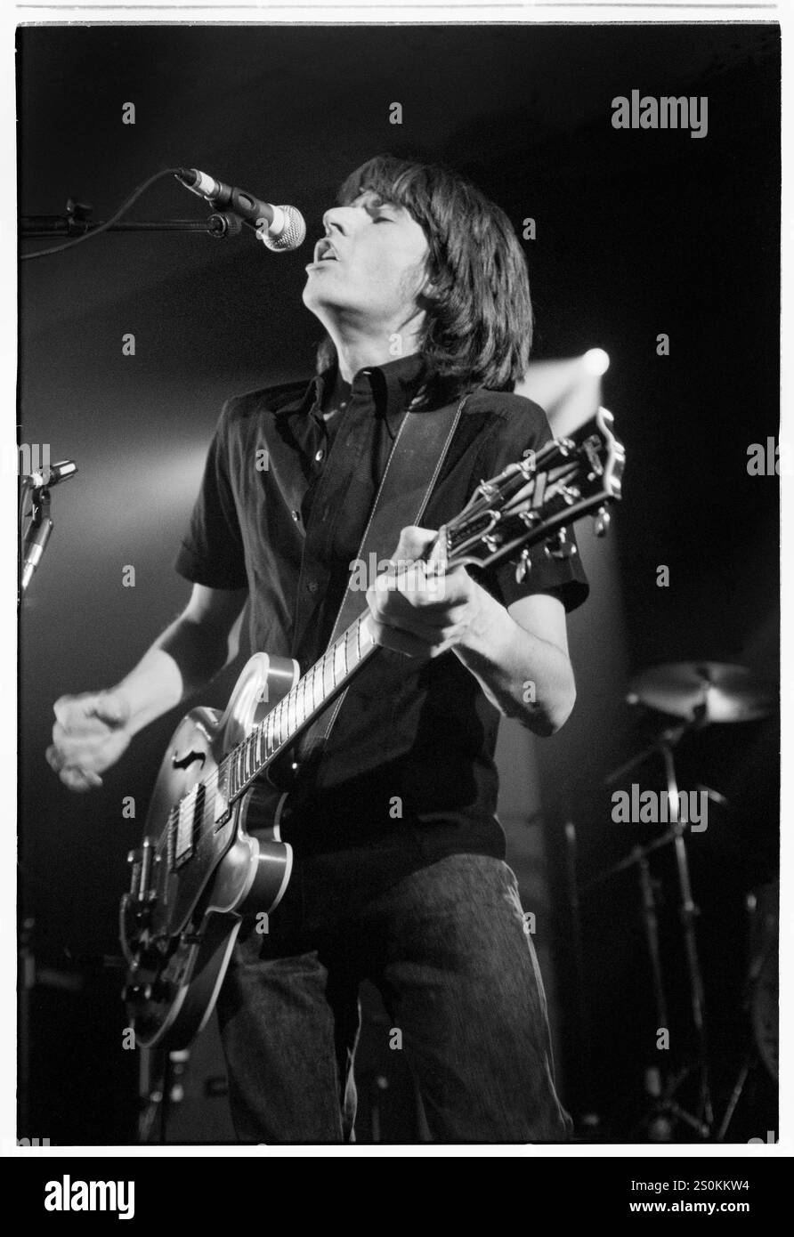 BERNARD BUTLER, GIOVANE, PRIMO TOUR SOLISTA, 1998: Bernard Butler nel suo primo tour solista con il suo album di debutto "People Move On" suonando a Gibson giuitar dal vivo alla Bristol University Anson Rooms, Bristol, Inghilterra, il 14 ottobre 1998. Foto: Rob Watkins. INFORMAZIONI: Bernard Butler è un musicista, cantautore e produttore britannico, meglio conosciuto come l'ex chitarrista dei Suede. Rinomato per il suo lavoro di chitarra intricato ed emozionante, ha anche raggiunto il successo come artista solista e collaboratore, plasmando il suono del rock britannico. Foto Stock