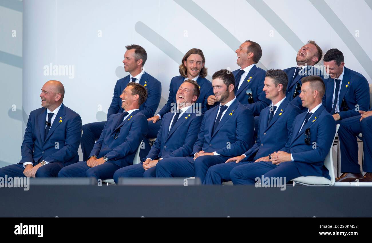 27 settembre 2018; Parigi, fra; i membri della squadra europea condividono uno scherzo durante la cerimonia di apertura della Ryder Cup 2018 a le Golf National. Foto Stock