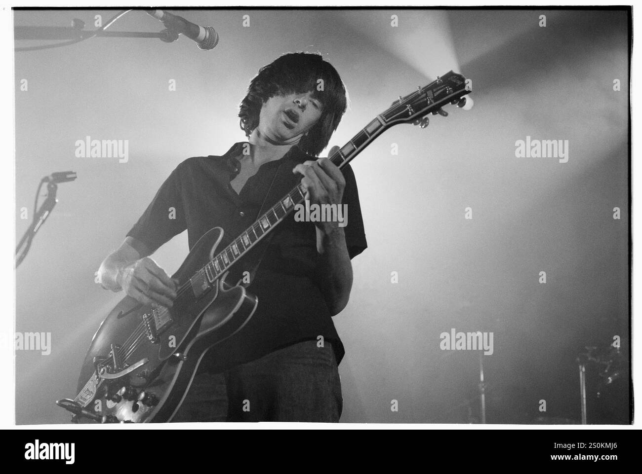 BERNARD BUTLER, GIOVANE, PRIMO TOUR SOLISTA, 1998: Bernard Butler nel suo primo tour solista con il suo album di debutto "People Move On" suonando a Gibson giuitar dal vivo alla Bristol University Anson Rooms, Bristol, Inghilterra, il 14 ottobre 1998. Foto: Rob Watkins. INFORMAZIONI: Bernard Butler è un musicista, cantautore e produttore britannico, meglio conosciuto come l'ex chitarrista dei Suede. Rinomato per il suo lavoro di chitarra intricato ed emozionante, ha anche raggiunto il successo come artista solista e collaboratore, plasmando il suono del rock britannico. Foto Stock