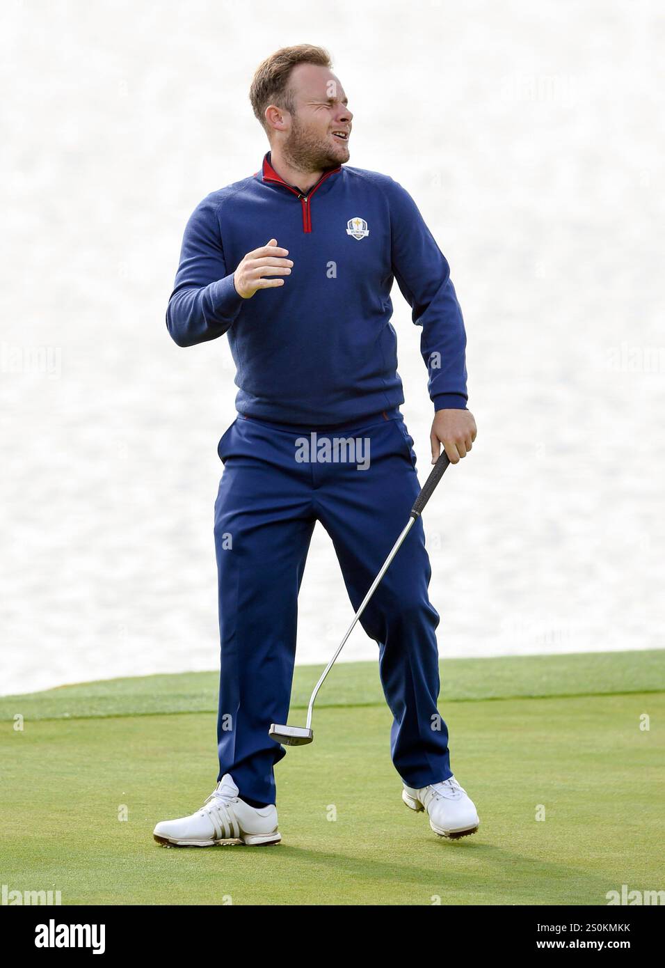 28 settembre 2018; Parigi, fra; Tyrrell Hatton reagisce dopo aver perso un putt sul 18° green durante i fourballs mattutini al le Golf National. Foto Stock