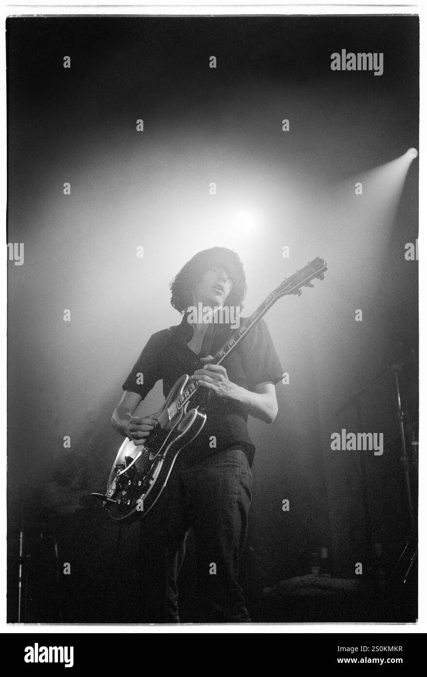 BERNARD BUTLER, GIOVANE, PRIMO TOUR SOLISTA, 1998: Bernard Butler nel suo primo tour solista con il suo album di debutto "People Move On" suonando a Gibson giuitar dal vivo alla Bristol University Anson Rooms, Bristol, Inghilterra, il 14 ottobre 1998. Foto: Rob Watkins. INFORMAZIONI: Bernard Butler è un musicista, cantautore e produttore britannico, meglio conosciuto come l'ex chitarrista dei Suede. Rinomato per il suo lavoro di chitarra intricato ed emozionante, ha anche raggiunto il successo come artista solista e collaboratore, plasmando il suono del rock britannico. Foto Stock