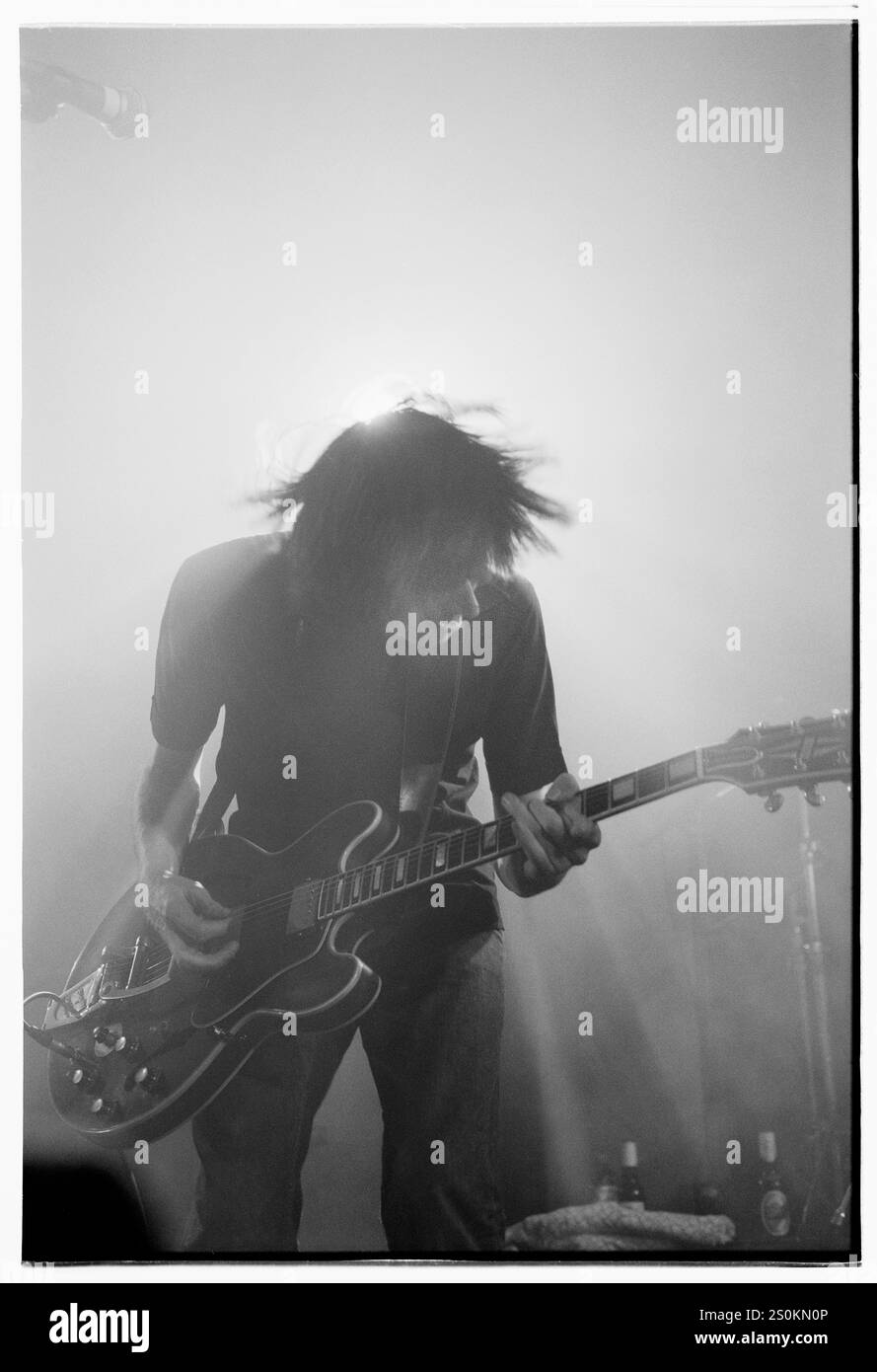 BERNARD BUTLER, GIOVANE, PRIMO TOUR SOLISTA, 1998: Bernard Butler nel suo primo tour solista con il suo album di debutto "People Move On" suonando a Gibson giuitar dal vivo alla Bristol University Anson Rooms, Bristol, Inghilterra, il 14 ottobre 1998. Foto: Rob Watkins. INFORMAZIONI: Bernard Butler è un musicista, cantautore e produttore britannico, meglio conosciuto come l'ex chitarrista dei Suede. Rinomato per il suo lavoro di chitarra intricato ed emozionante, ha anche raggiunto il successo come artista solista e collaboratore, plasmando il suono del rock britannico. Foto Stock