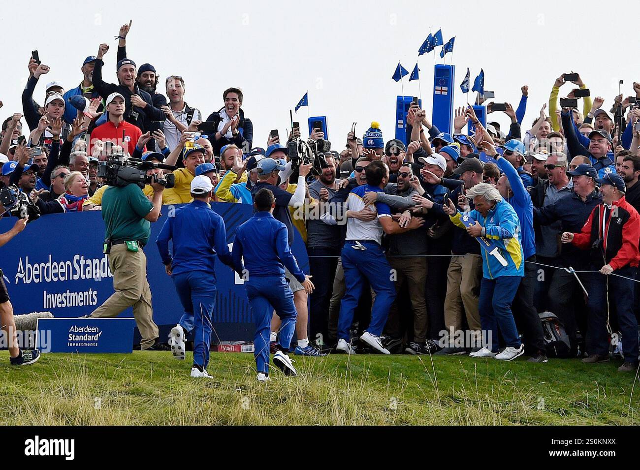 30 settembre 2018; Parigi, fra; il golfista europeo Francesco Molinari festeggia il 16° tee dopo aver vinto il punto che ha vinto la Ryder Cup durante le partite di singolare domenicale a le Golf National. Foto Stock