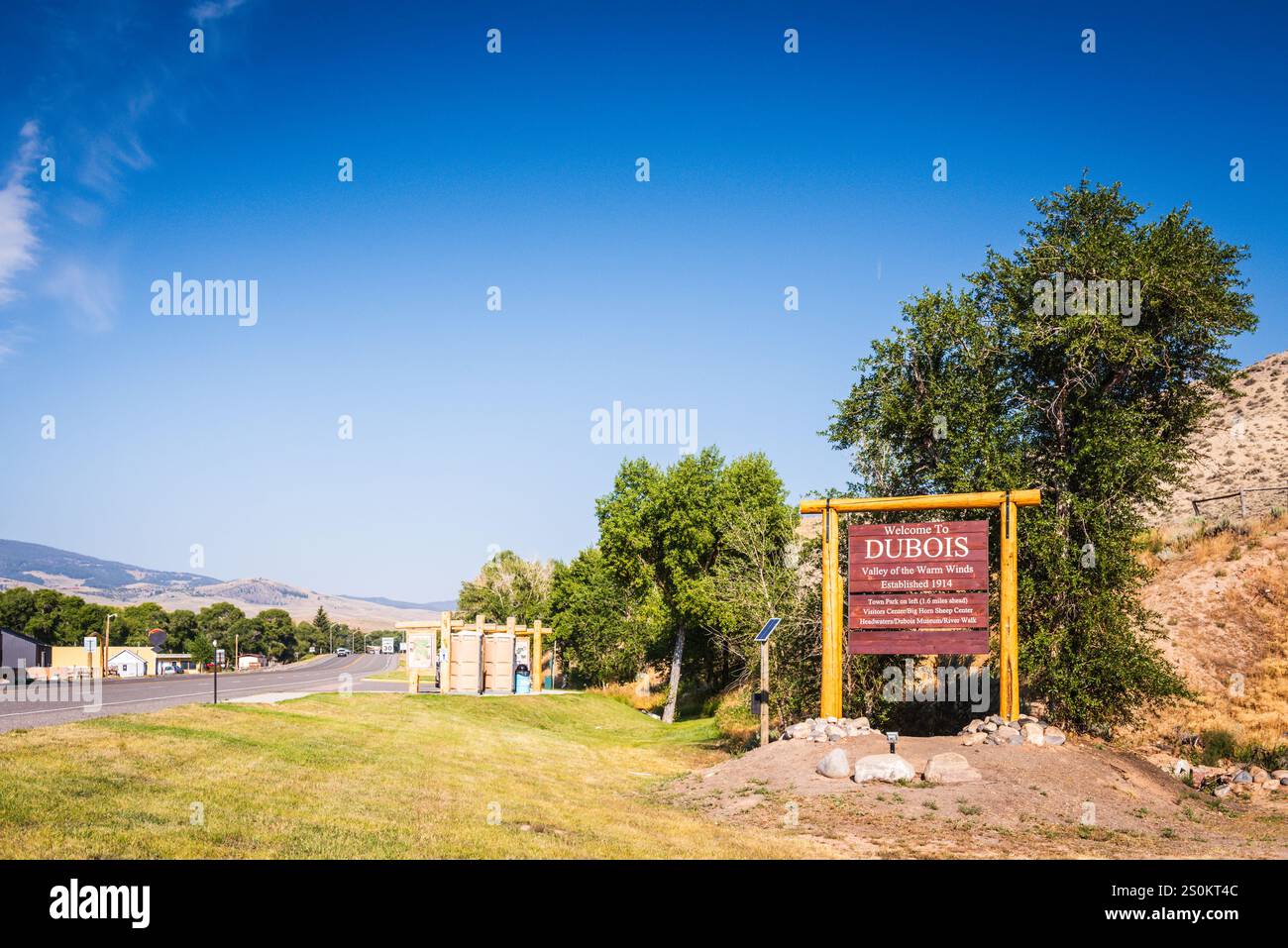 Dubois WY USA - 21 agosto 2017: Cartello all'ingresso della città descrive la città di Dubois, Wyoming, Valley of Warm Winds. Foto Stock