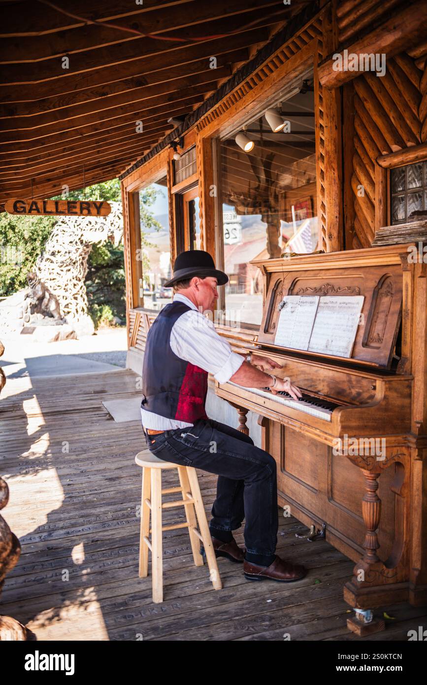 Dubois WY USA - 21 agosto 2017: Vecchio pianista West sul porto di fronte allo storico salone di Dubois, Wyoming. Foto Stock