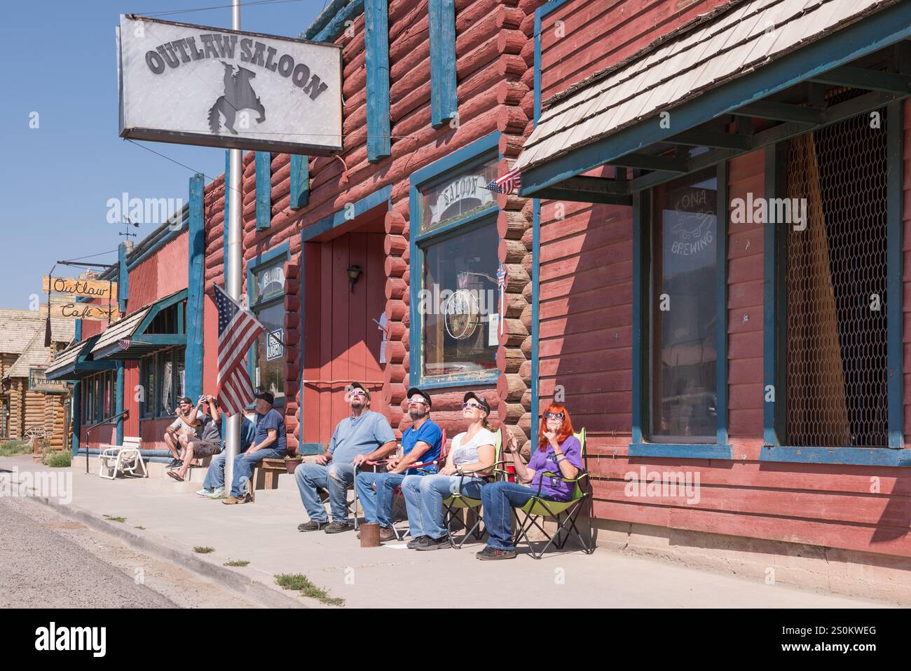 Dubois WY USA - 21 agosto 2017: Gruppo di persone che guardano l'eclissi solare di fronte all'Outlaw Saloon. Foto Stock