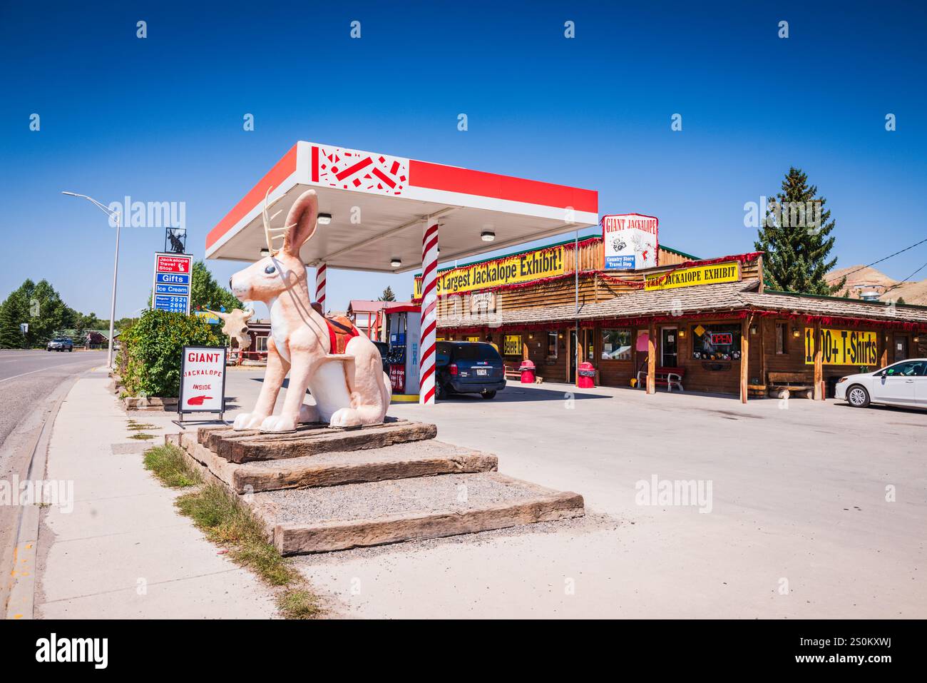 Dubois WY USA - 21 agosto 2017: Statua gigante di Jackalope di fronte al distributore di benzina, dove l'Exxon Country Store ospita la più grande mostra di Jackalope. Foto Stock