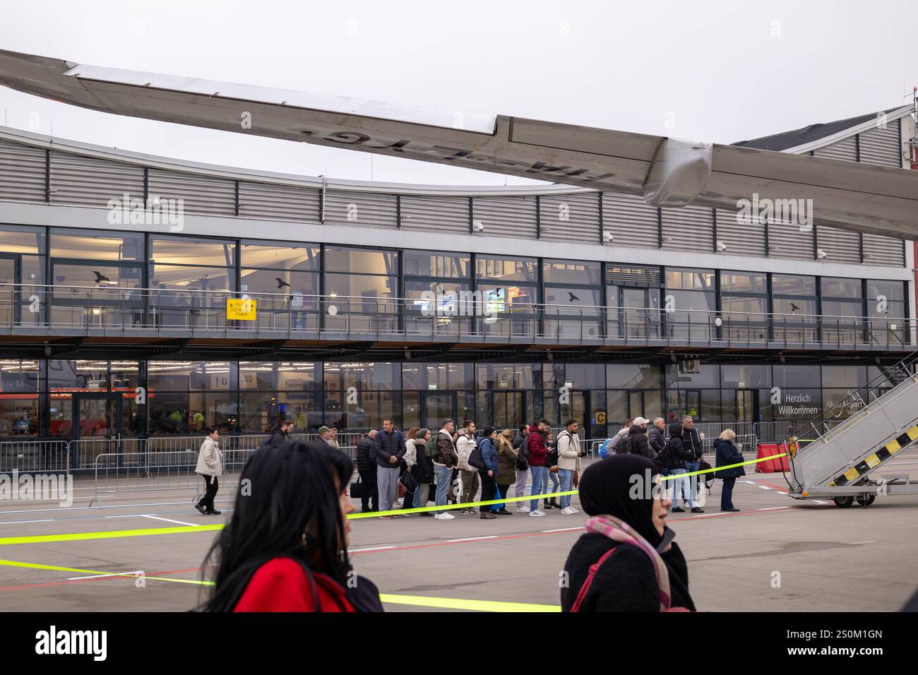 Memmingen, Germania, 13 novembre 2024: Terminal dell'aeroporto di Memmingen (FMM) in Germania Foto Stock