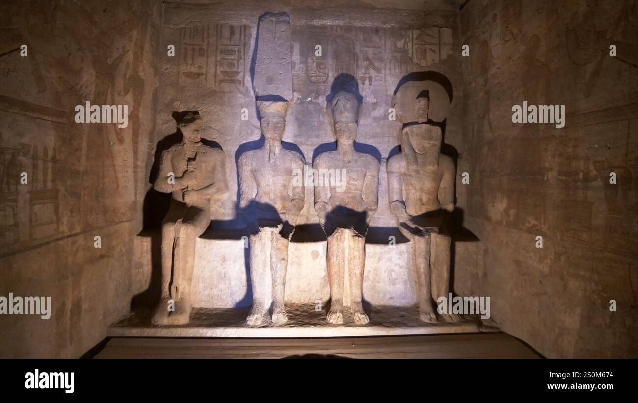 Statue di Ptah, Amon-re, Ramses II e Re-Harach nel grande Tempio di Abu Simbel, Egitto Foto Stock