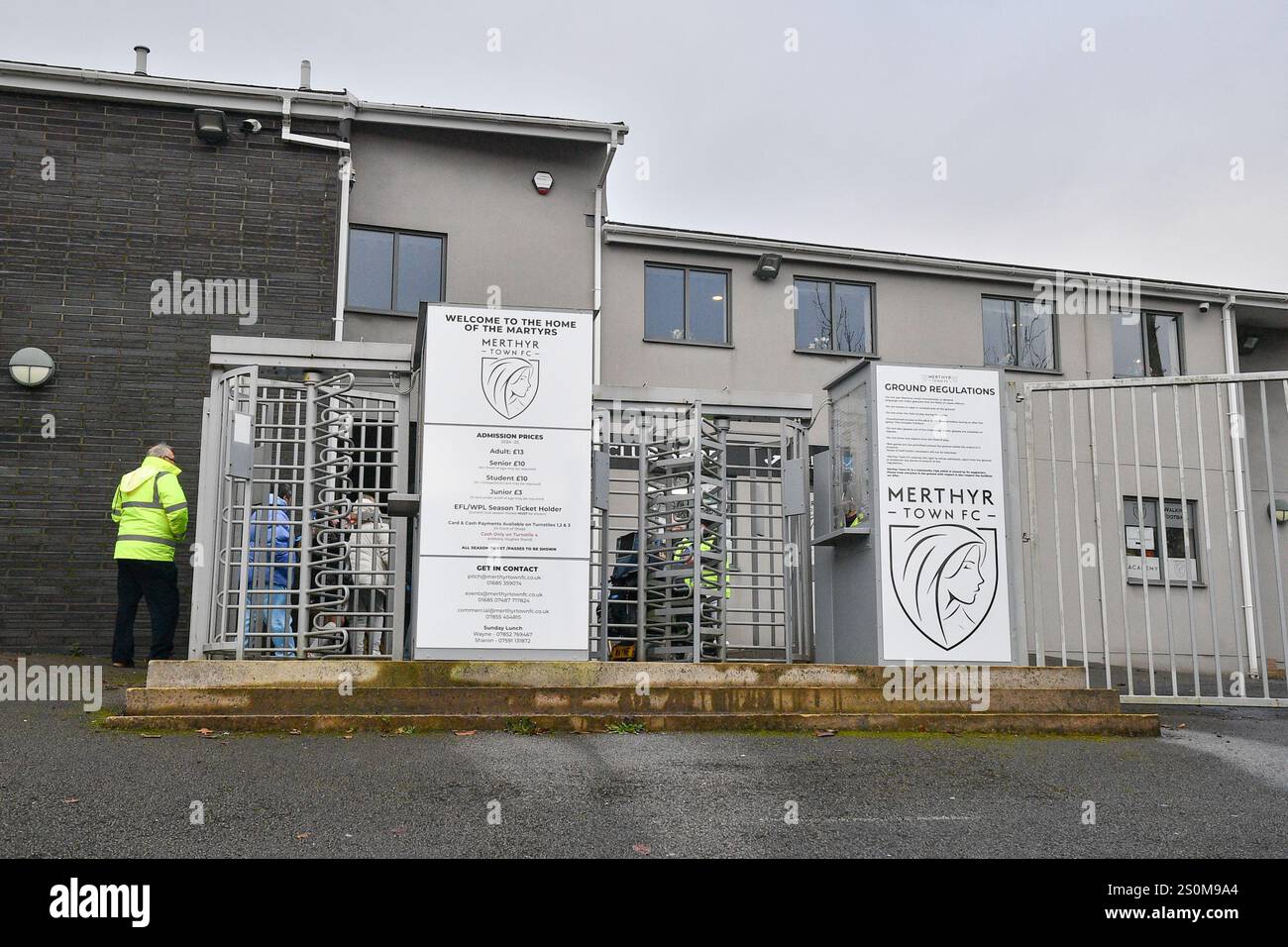 Merthyr, Regno Unito. 28 dicembre 2024. Vista generale del Penydarren Park, sede della squadra di calcio Merthyr Town prima della partita. la partita. Merthyr Town contro Walton & Hersham, partita di campionato non League al Penydarren Park di Merthyr, Galles del Sud, sabato 28 dicembre 2024. Questa immagine può essere utilizzata solo per scopi editoriali. Solo per uso editoriale, foto di Nicola John/ credito: Andrew Orchard fotografia sportiva/Alamy Live News Foto Stock