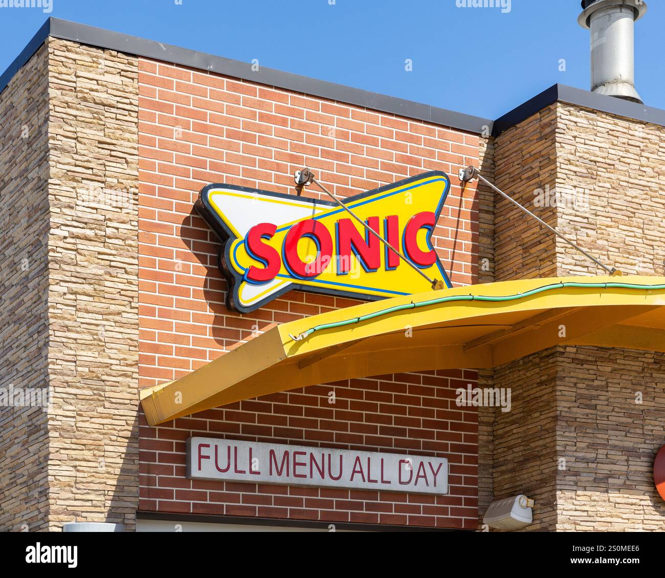 Sonic Drive-in è un'azienda americana di fast food drive-in, di proprietà di Inspire Brands, con oltre tremila sedi. Foto Stock