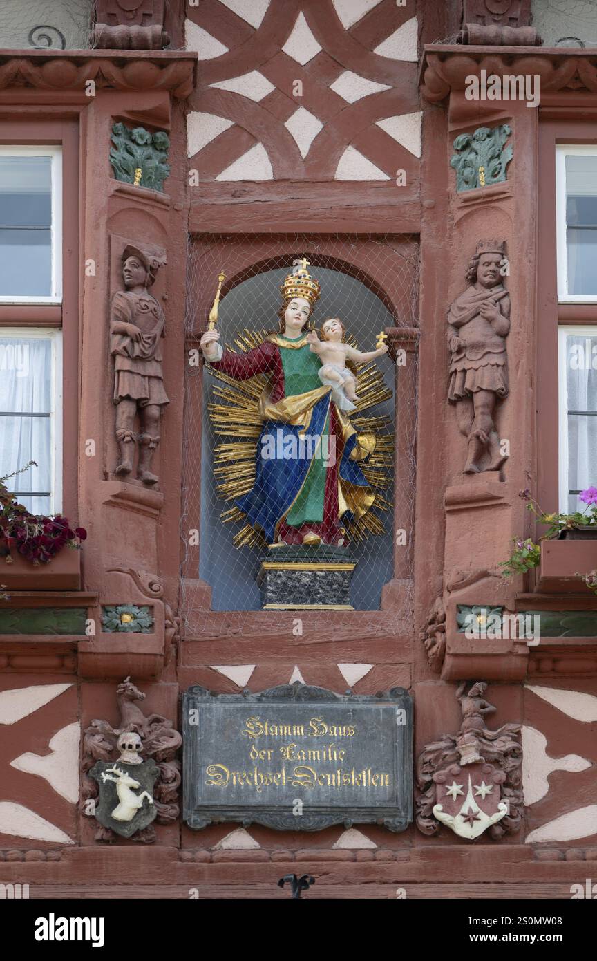 Figura della Vergine Maria con Gesù bambino nella storica Casa tedesca, costruita nel 1440 come la Casa Drechsel, oggi facciata tardo rinascimentale del 1593/94 Foto Stock