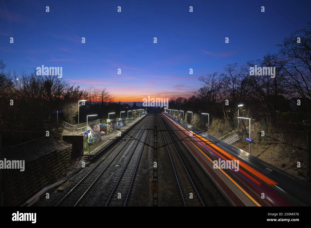 S-Bahn, trasporti pubblici, treno, passa attraverso la fermata, stazione, piattaforma, treno estivo, effetto movimento, tramonto, atmosfera serale, Stoccarda, Baden-Wuerttemb Foto Stock
