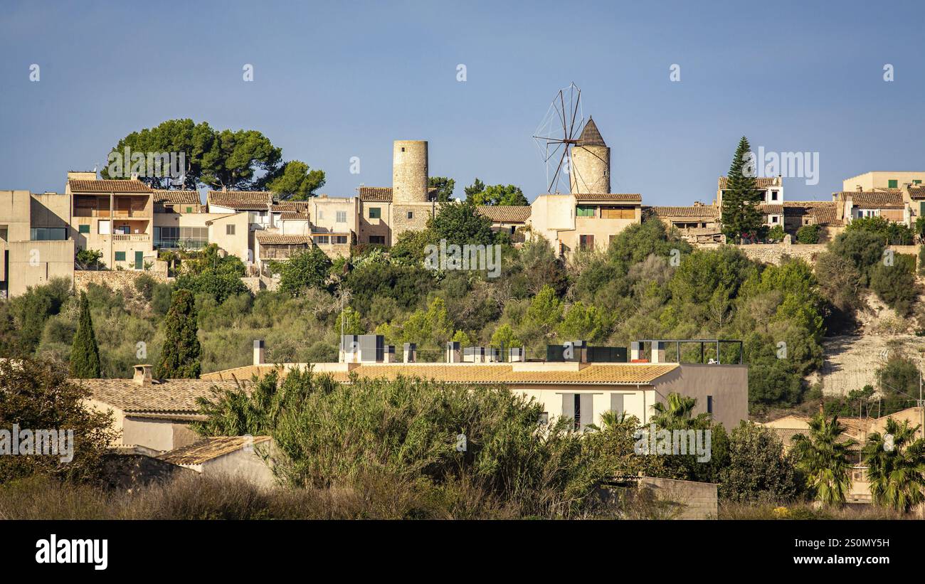 Villaggio spagnolo con mulino a vento su una collina nel paesaggio mediterraneo, Montuiri, Maiorca, Spagna, Europa Foto Stock