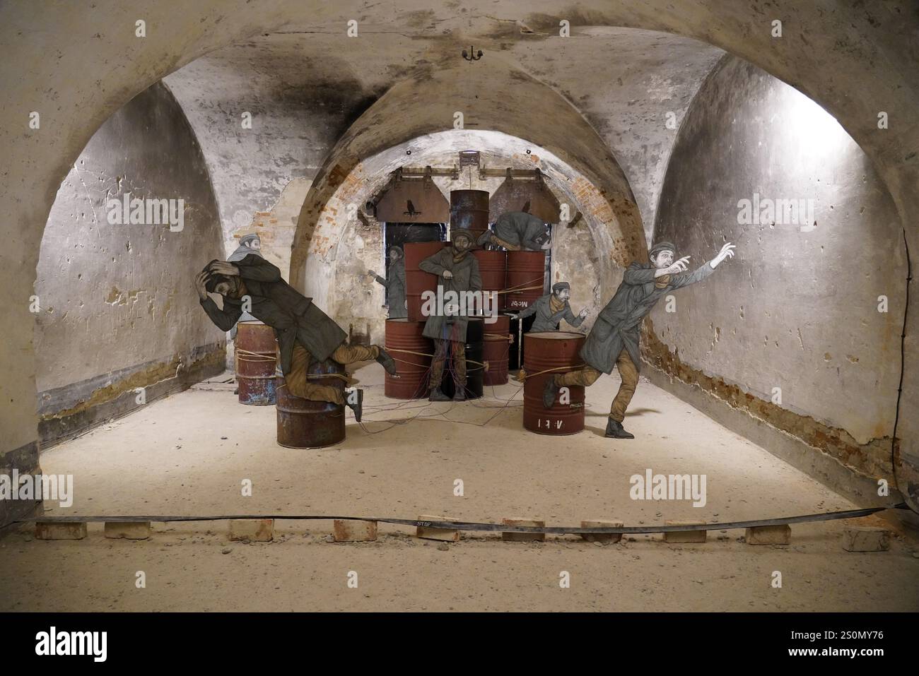 MAUSA VAUBAN, Museo di Arte Urbana e Arte di strada, Fortezza di Neuf-Brisach, Francia, Europa, sculture di figure umane raffiguranti una scena di fuga in un ce Foto Stock