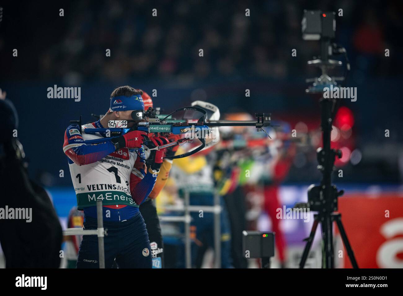 Gelsenkirchen, Germania. 28 dicembre 2024. Sport invernali: Biathlon, World Team Challenge, "Biathlon a Schalke", partenza di massa, Veltins-Arena: World Team Challenge: I colpi di Fabien Claude della Francia. Crediti: Fabian Strauch/dpa/Alamy Live News Foto Stock