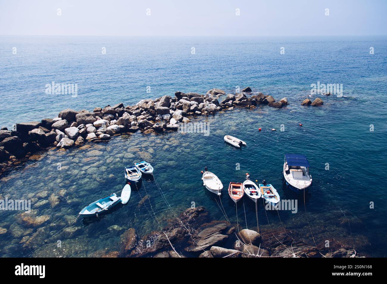 Paesaggio costiero con alcune barche nell'idilliaco mare blu europeo. Acqua cristallina e pulita nell'Europa meridionale. Foto Stock