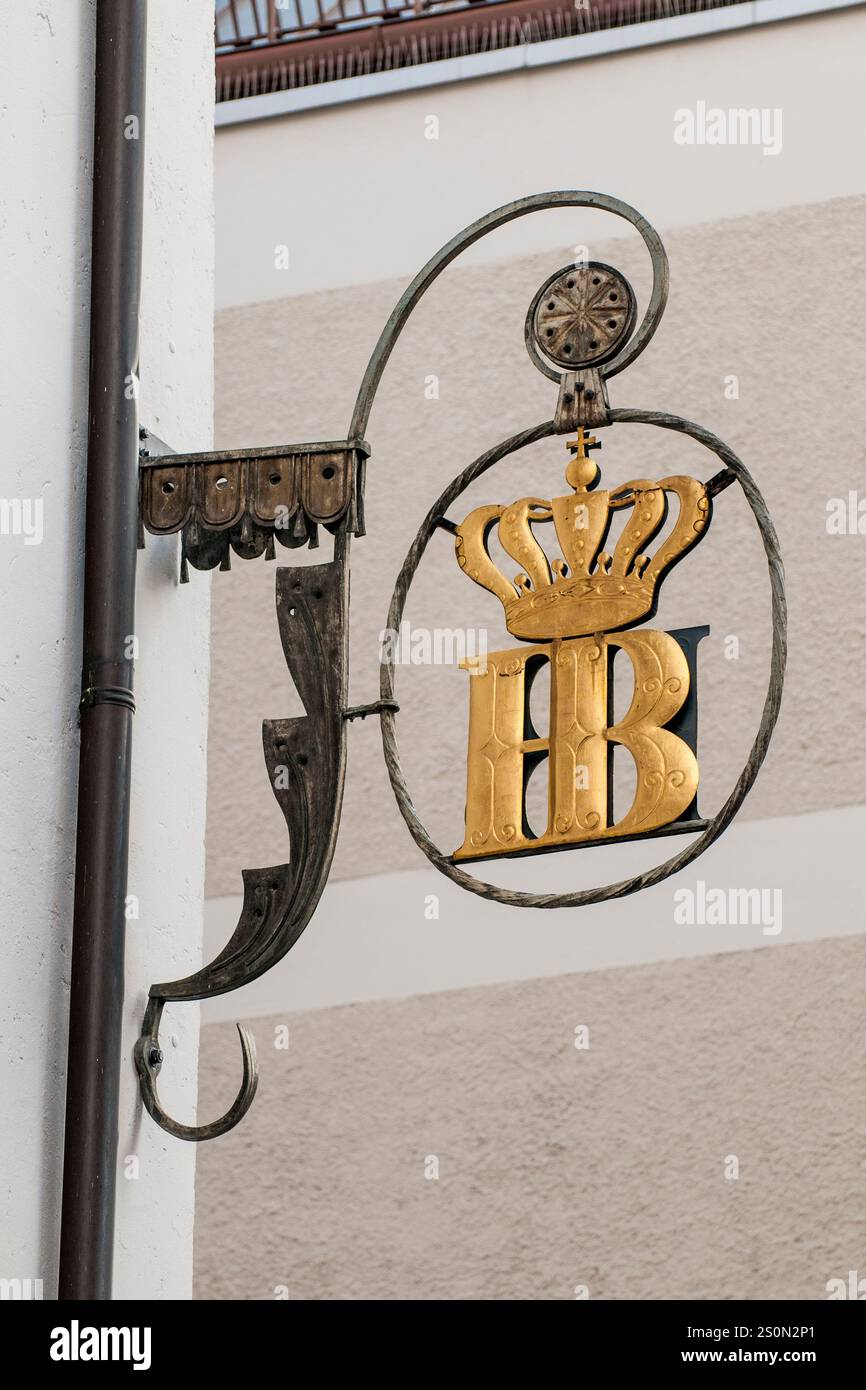 Cartelli decorativi ornamentali sugli edifici di Monaco, Baviera, Germania. Foto Stock