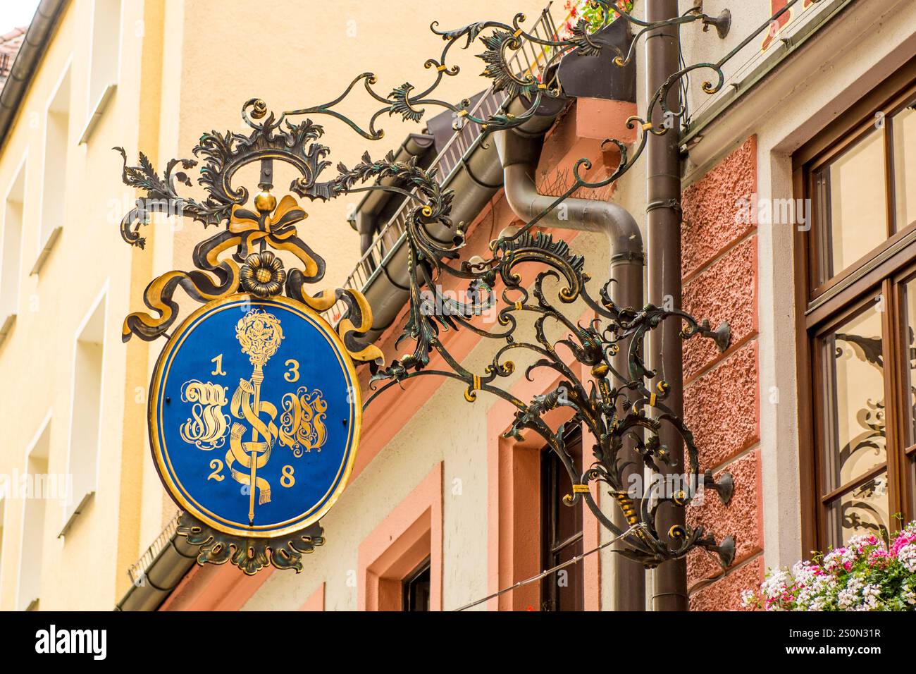 Cartelli decorativi ornamentali sugli edifici di Monaco, Baviera, Germania. Foto Stock