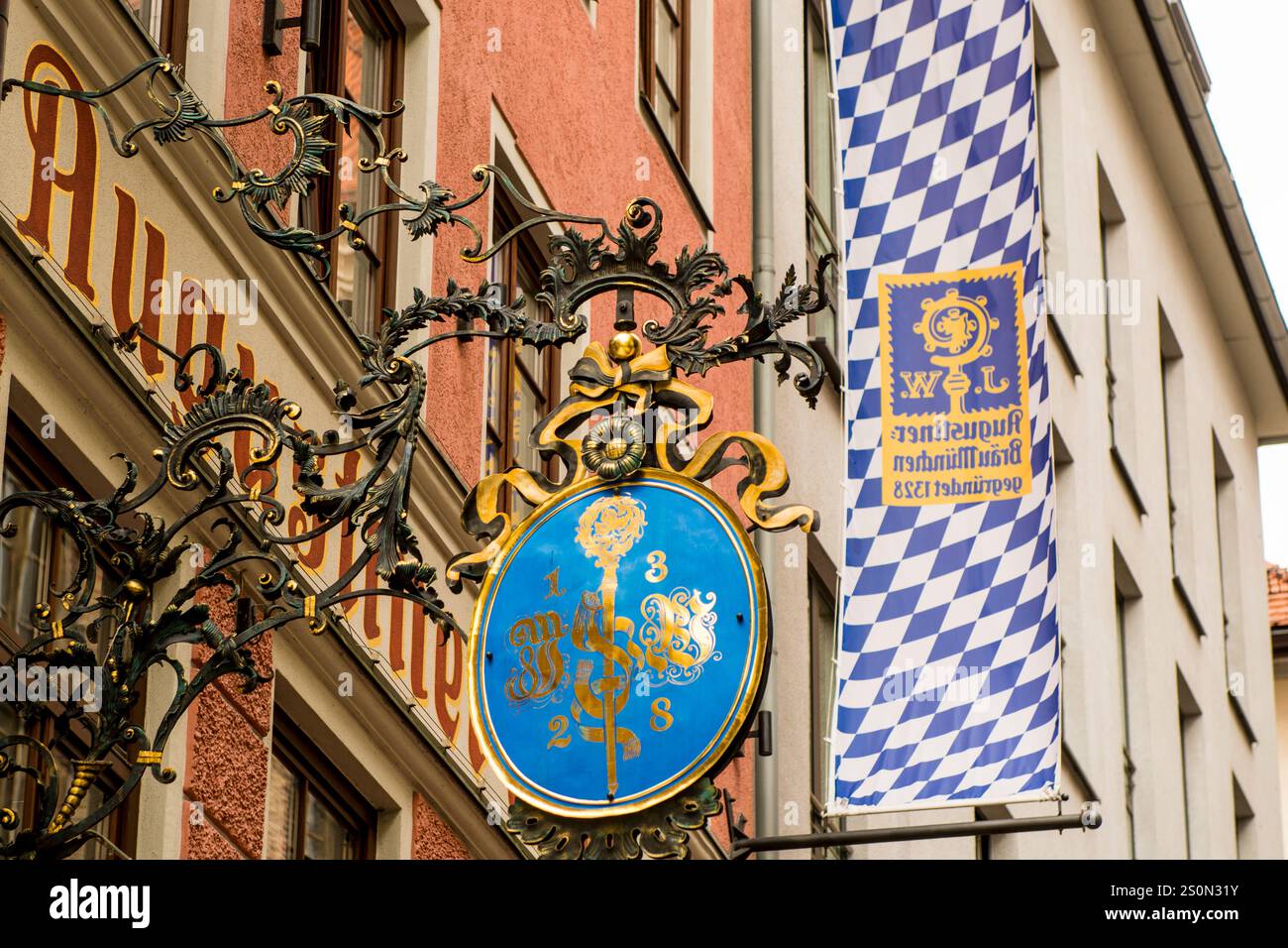 Cartelli decorativi ornamentali sugli edifici di Monaco, Baviera, Germania. Foto Stock