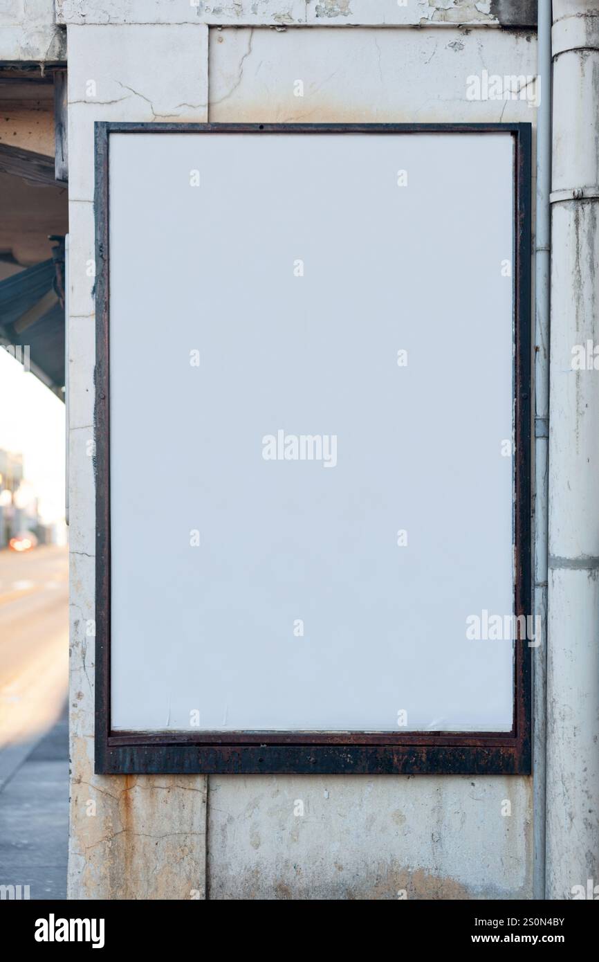 Cartellone verticale vuoto su una parete esterna. Foto Stock