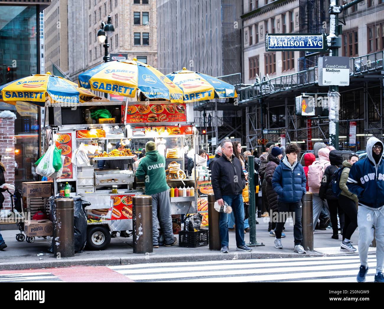 Midtown Manhattan è affollata di turisti, acquirenti e newyorkesi locali l'ultimo sabato e il primo giorno d'inverno prima di Natale. Foto Stock