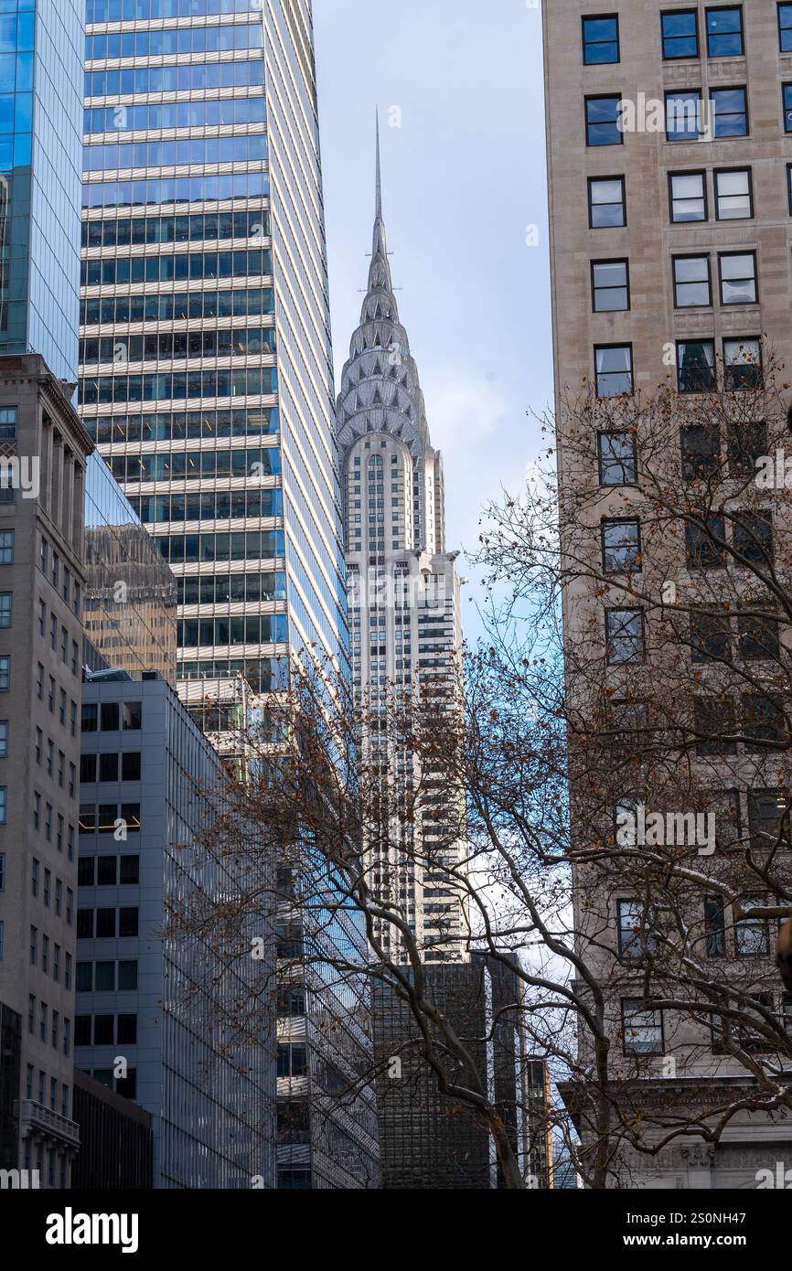 Rocket Ship Looking Art Deco Chrysler Building incorniciato da edifici di uffici lungo la 42nd Street nel centro di Manhattan. Foto Stock