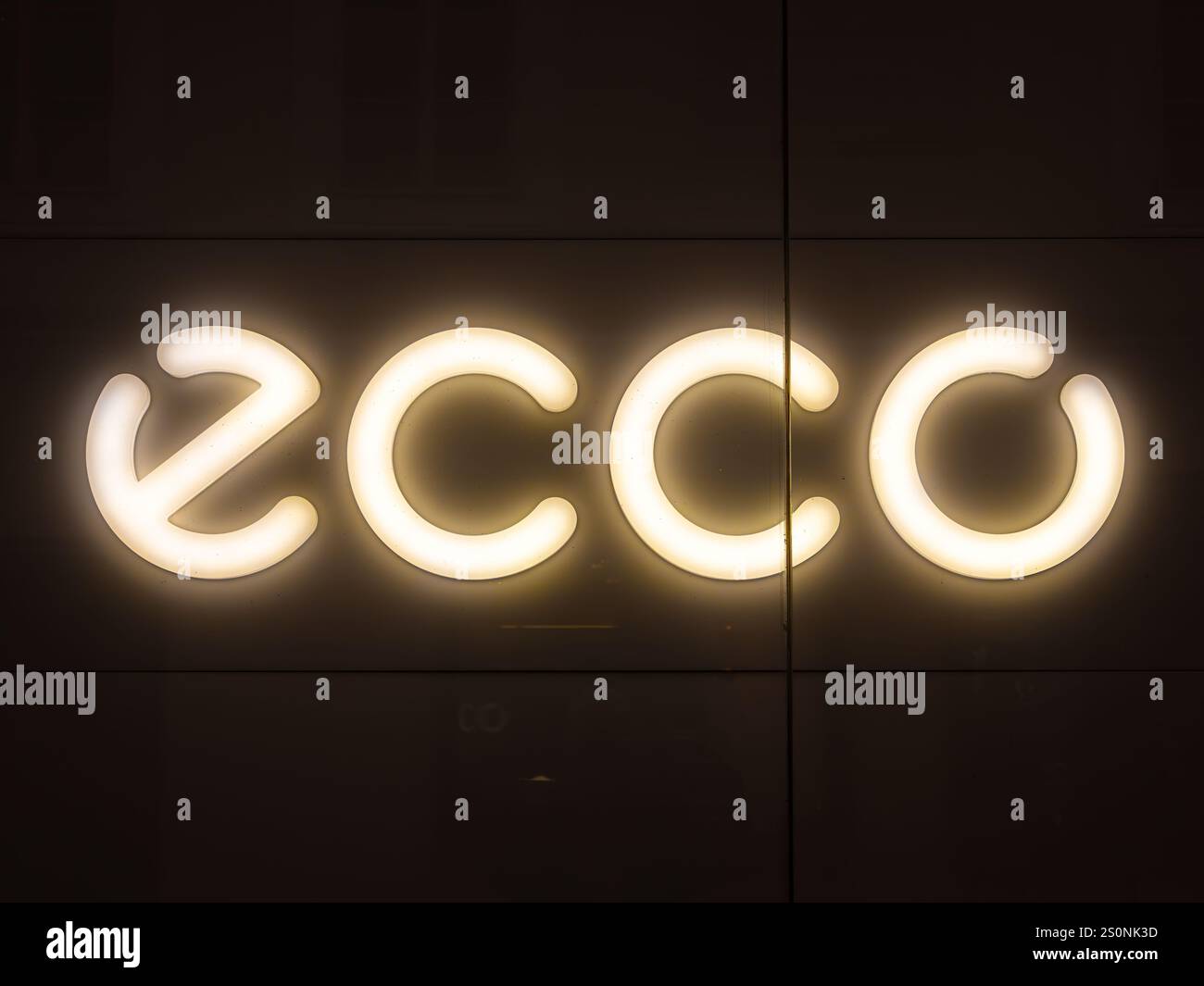 Salisburgo, Austria - 24 ottobre 2024: Ecco è un noto marchio danese specializzato nella progettazione e produzione di calzature di alta qualità, particula Foto Stock