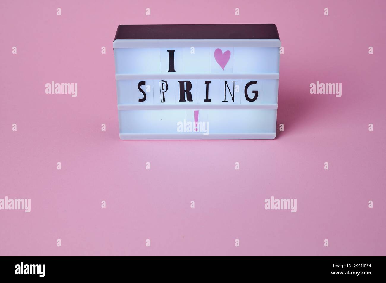 La frase che adoro balza su un pannello luminoso su uno sfondo rosa tenue Foto Stock