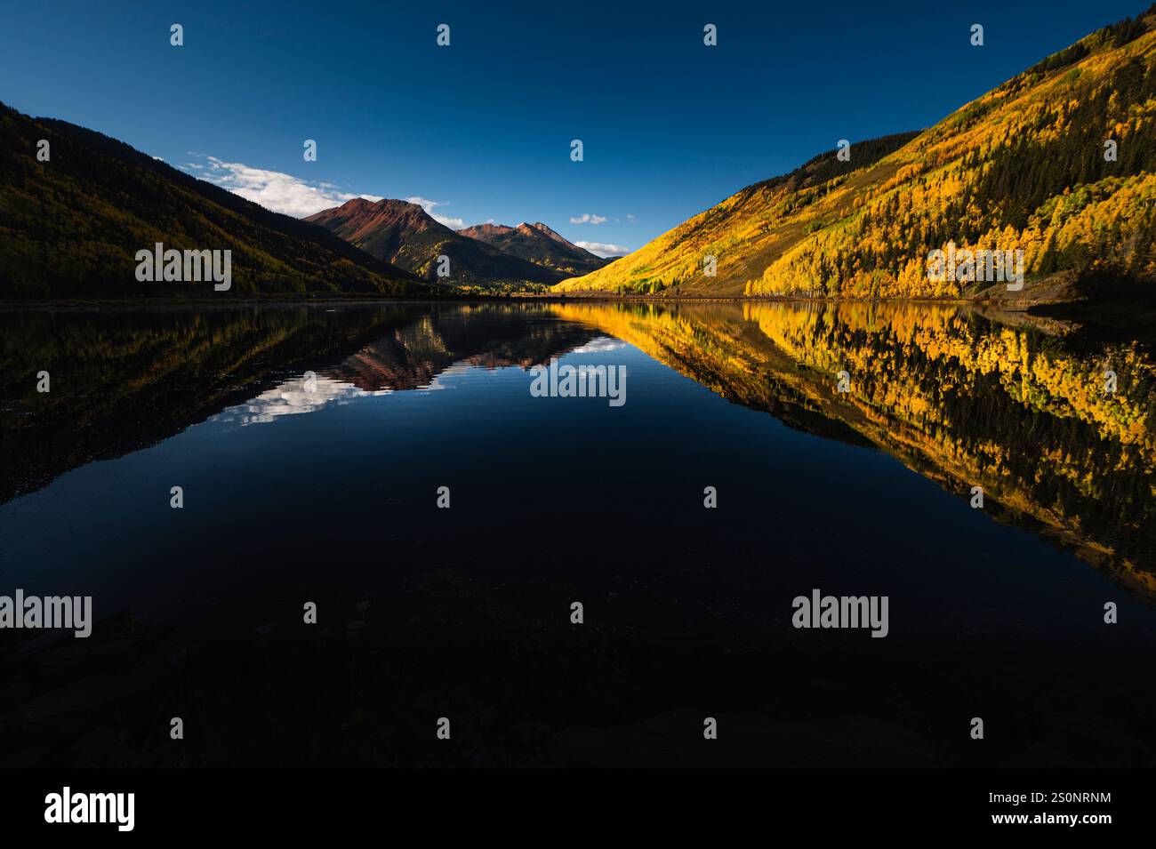 Serene Mountain Lake con colori autunnali e riflessioni in un paesaggio tranquillo Foto Stock