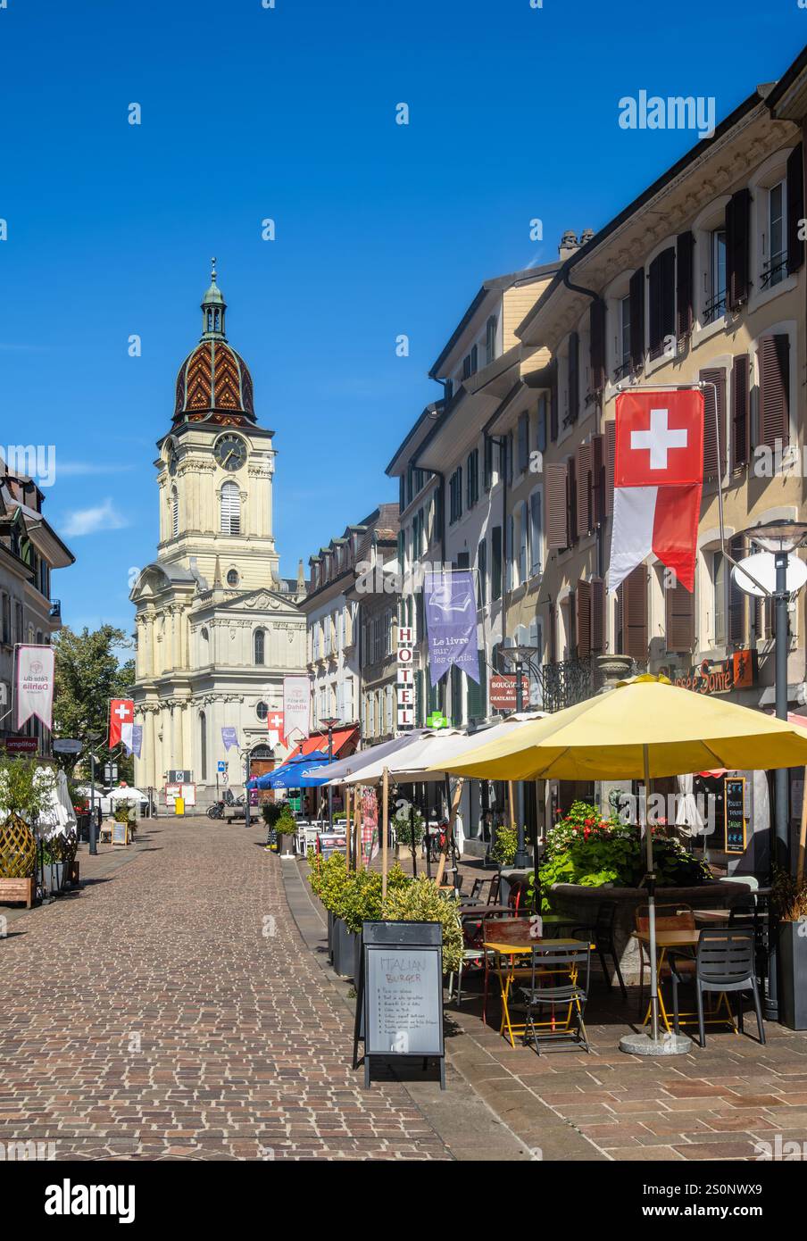 Morges, Svizzera - 6 settembre 2024: Città vecchia e chiesa protestante riformata, caffetterie, negozi e negozi. Foto Stock