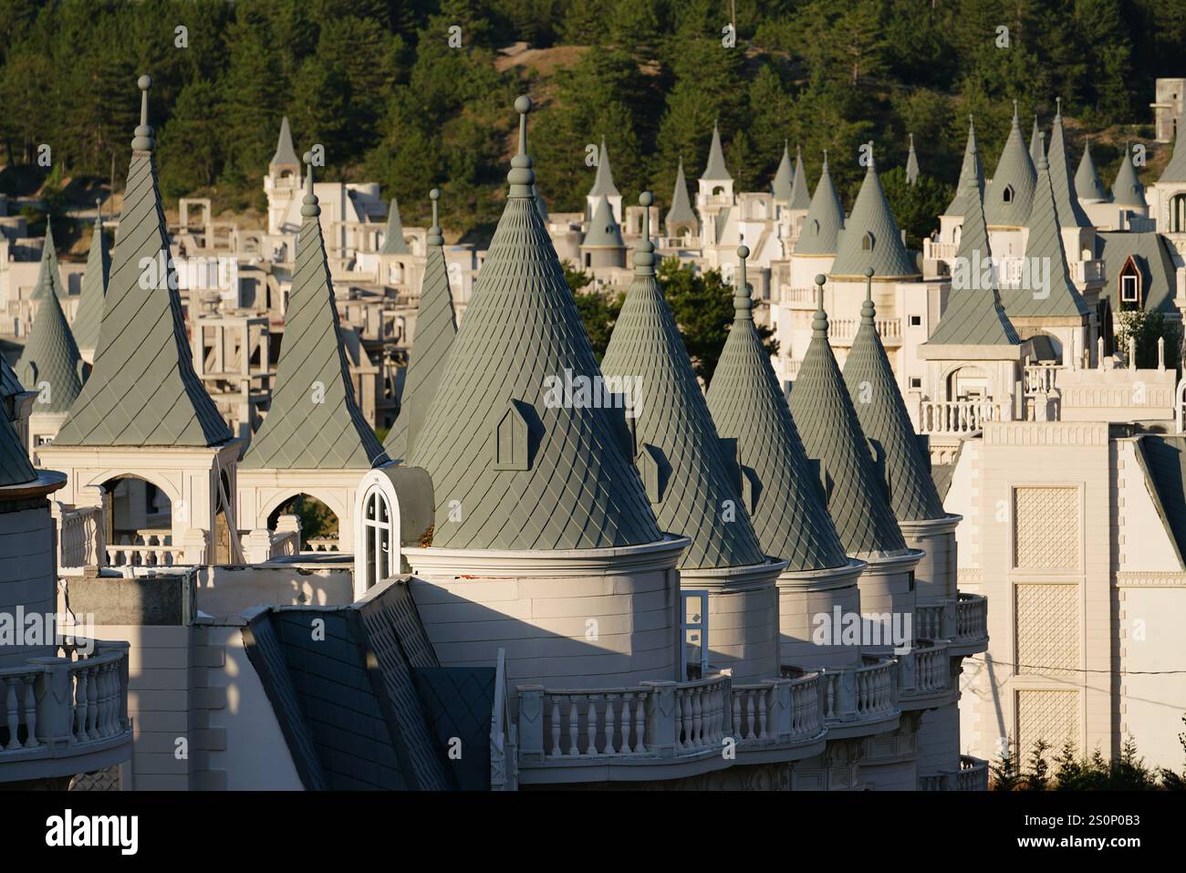 BOLU, TURKIYE - 18 LUGLIO 2024: Burj al Babas ha abbandonato le ville nella città di Mudurnu Foto Stock