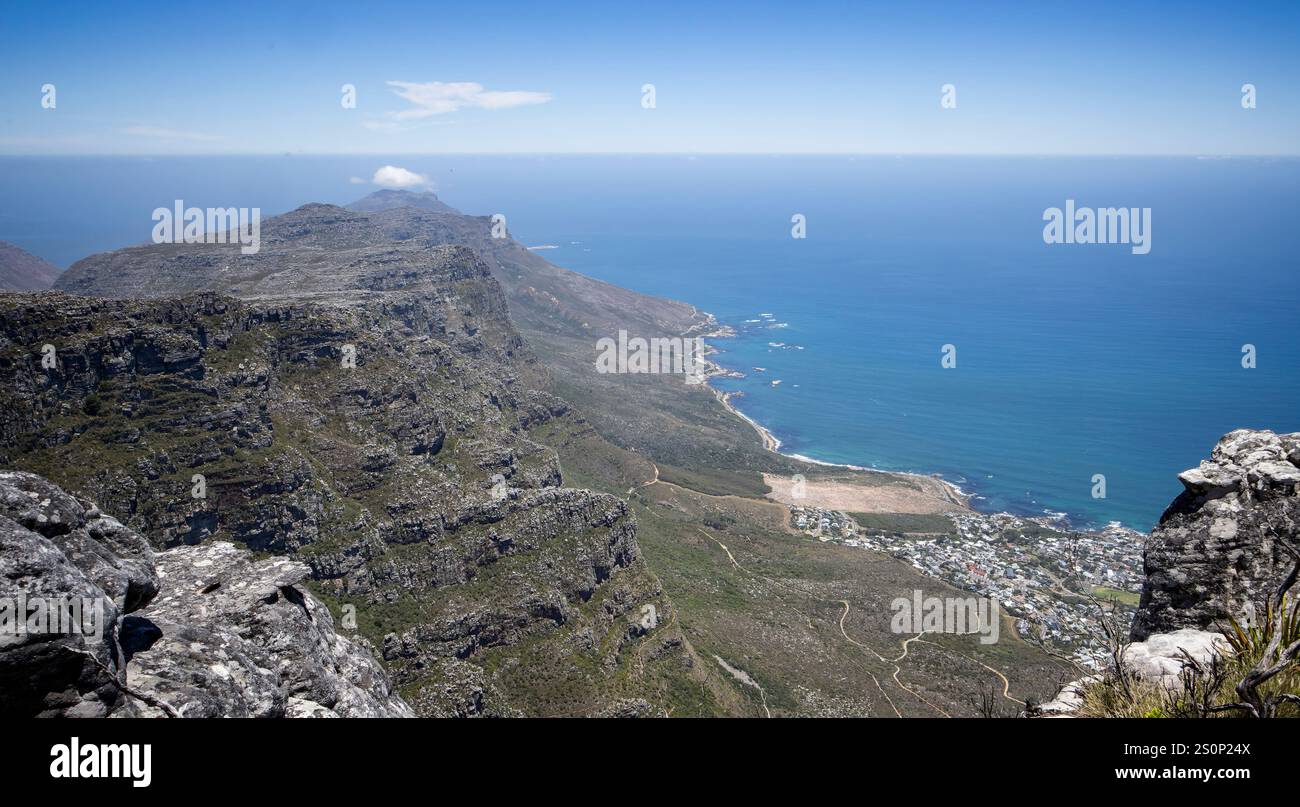 Vista panoramica verso Capo di buona speranza con Camps Bay, dalla cima di Table Mountain, città del Capo, Sudafrica il 19 dicembre 2024 Foto Stock