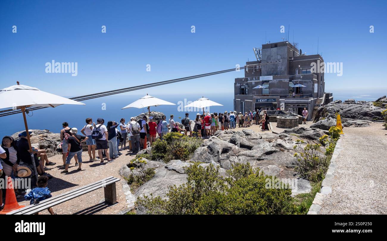 Coda in cima a Table Mountain per prendere la funivia a Table Mountain Top, città del Capo, Sudafrica, il 19 dicembre 2024 Foto Stock