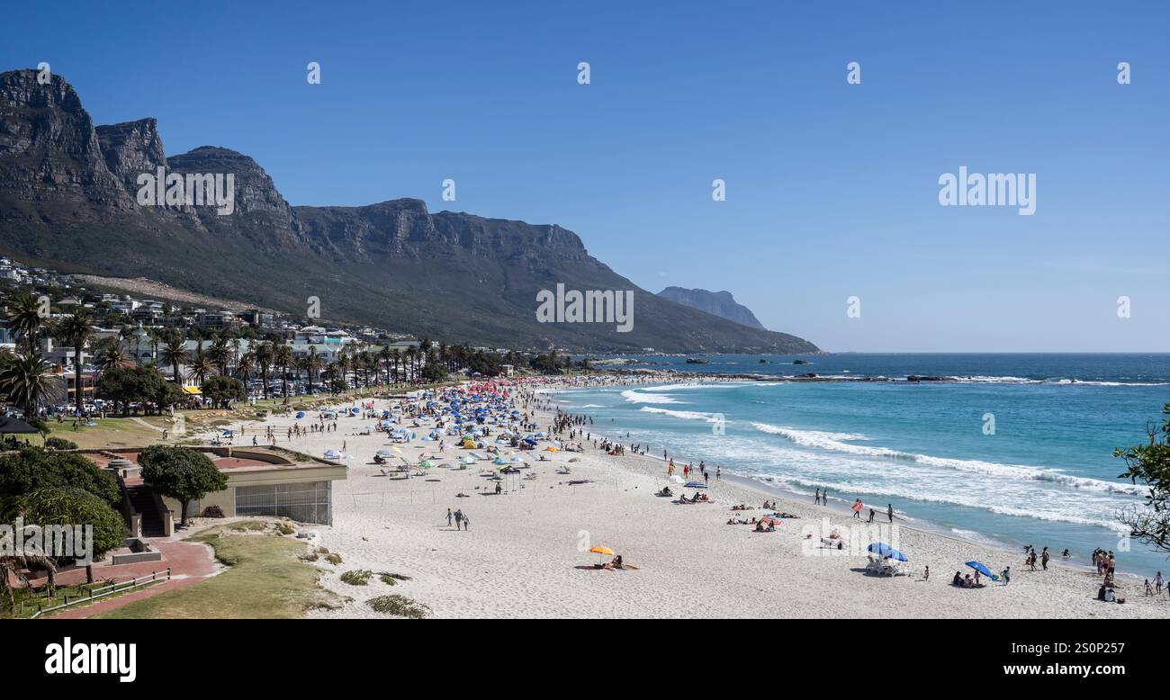 Spiaggia affollata a Camps Bay in una giornata di sole vicino a città del capo, Sud Africa, il 19 dicembre 2024 Foto Stock