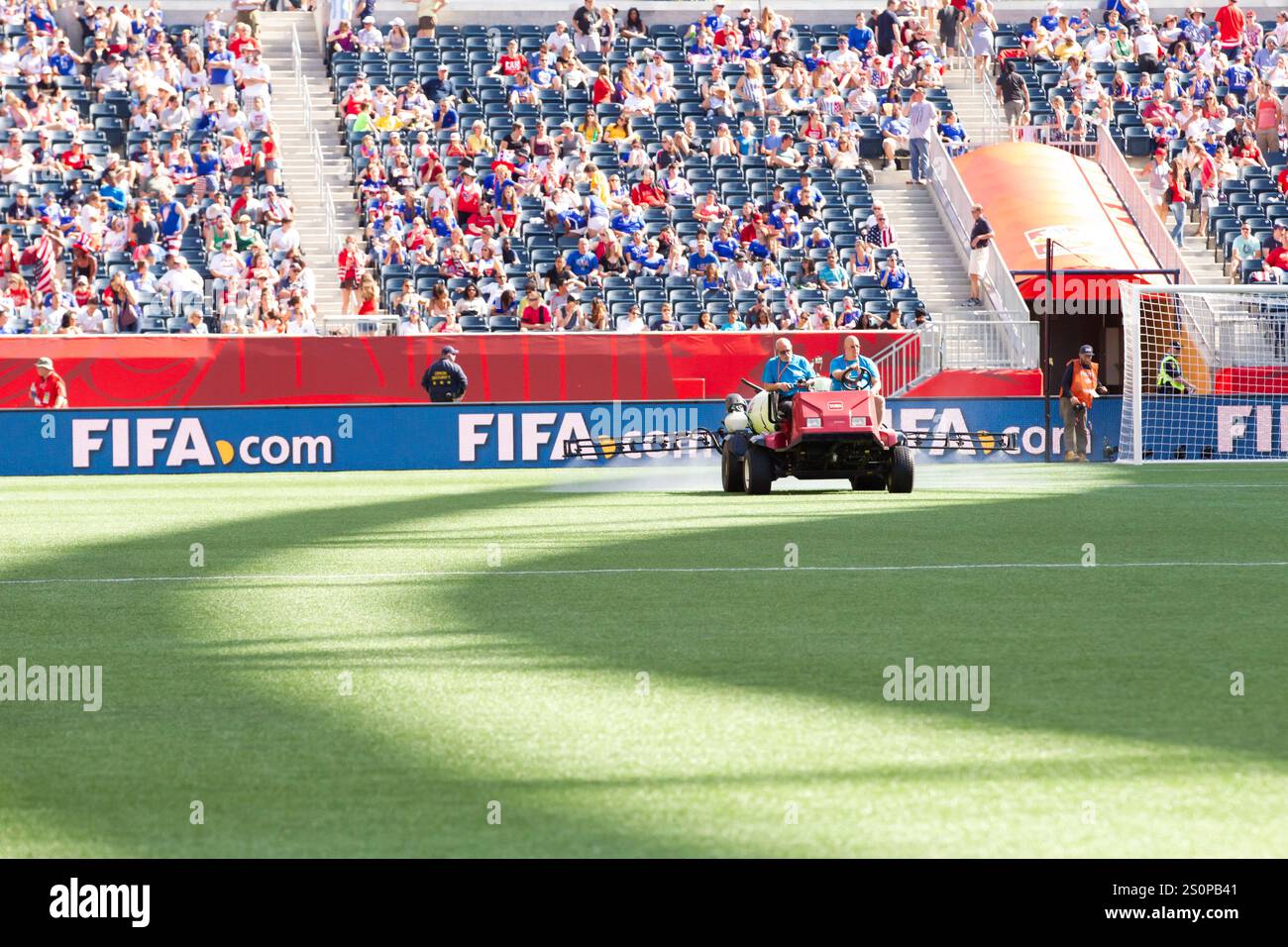 WINNIPEG, CANADA - 12 GIUGNO: La superficie di gioco artificiale è trattata per una partita del gruppo D della Coppa del mondo femminile FIFA tra Australia e Nigeria il 12 giugno 2015 al Winnipeg Stadium di Winnipeg, Canada. Solo per uso editoriale. Uso commerciale vietato. (Fotografia di Jonathan Paul Larsen / Diadem Images) Foto Stock WINNIPEG, CANADA - 12 GIUGNO: La superficie di gioco artificiale è trattata per una partita del gruppo D della Coppa del mondo femminile FIFA tra Australia e Nigeria il 12 giugno 2015 al Winnipeg Stadium di Winnipeg, Canada. Solo per uso editoriale. Uso commerciale vietato. (Fotografia di Jonathan Paul Larsen / Diadem Images) Foto Stock
