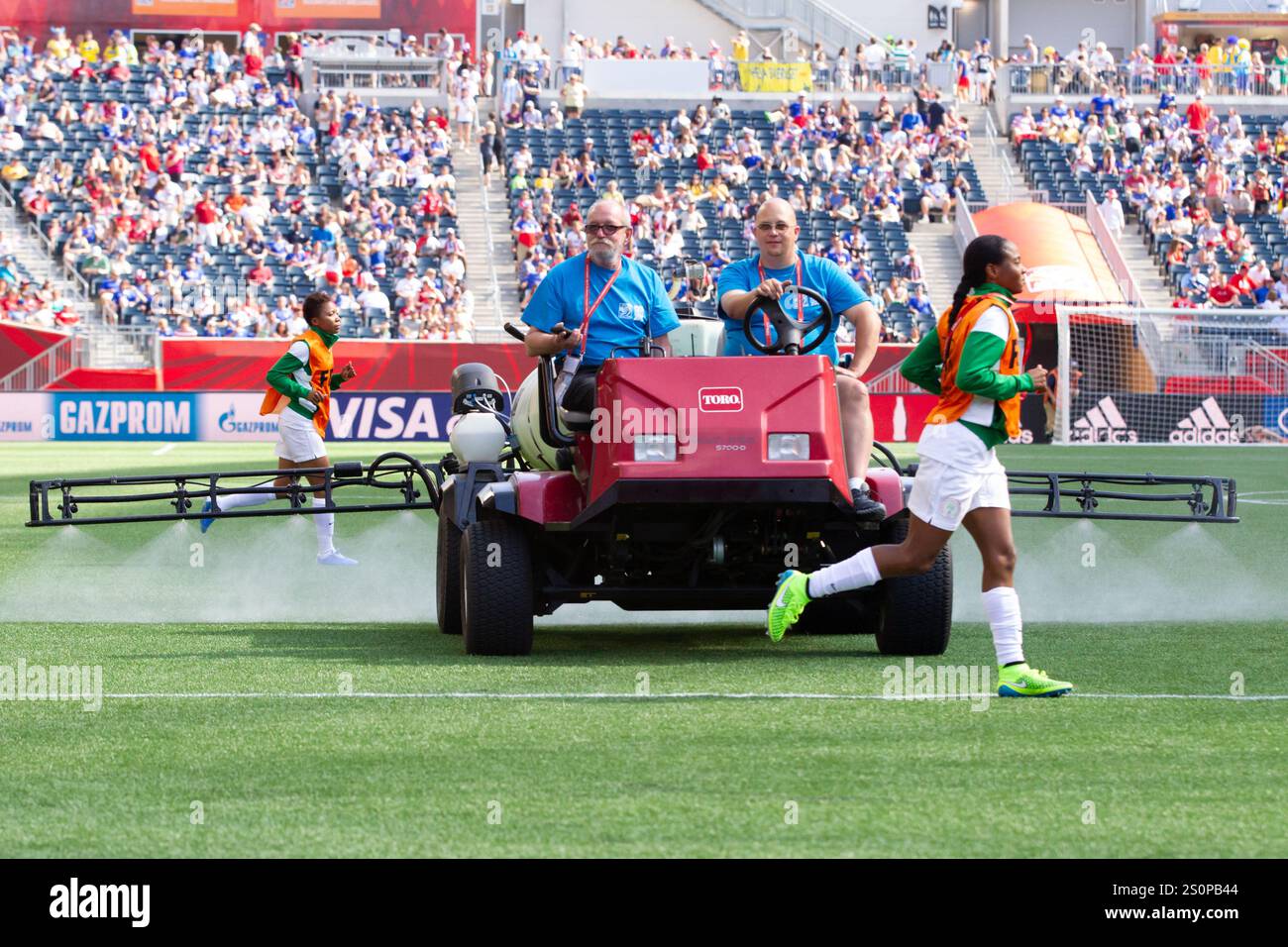 WINNIPEG, CANADA - 12 GIUGNO: I giocatori nigeriani si riscaldano mentre la superficie di gioco artificiale viene trattata per una partita del gruppo D della Coppa del mondo femminile FIFA tra Australia e Nigeria il 12 giugno 2015 al Winnipeg Stadium di Winnipeg, Canada. Solo per uso editoriale. Uso commerciale vietato. (Fotografia di Jonathan Paul Larsen / Diadem Images) Foto Stock WINNIPEG, CANADA - 12 GIUGNO: I giocatori nigeriani si riscaldano mentre la superficie di gioco artificiale viene trattata per una partita del gruppo D della Coppa del mondo femminile FIFA tra Australia e Nigeria il 12 giugno 2015 al Winnipeg Stadium di Winnipeg, Canada. Solo per uso editoriale. Uso commerciale vietato. (Fotografia di Jonathan Paul Larsen / Diadem Images) Foto Stock