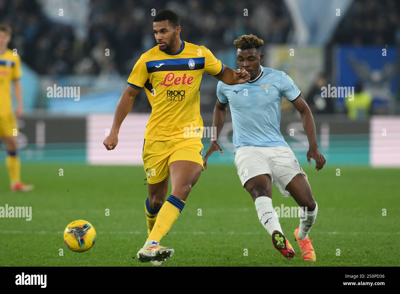 Stadio Olimpico, Roma, Italia. 28 dicembre 2024. Serie A Football, Lazio contro Atalanta; Isak Hien dell'Atalanta BC e Fisayo Dele-Bashiru delle SS Lazio competono per il pallone Credit: Action Plus Sports/Alamy Live News Foto Stock