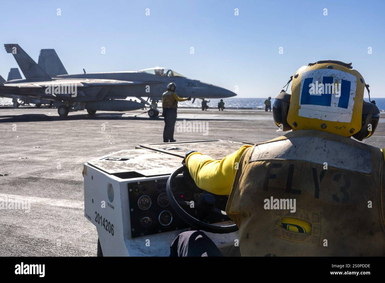 Mar Rosso, acque internazionali. 23 dicembre 2024. UNA U. I marinai della Marina militare americana osservano un F/A-18E Super Hornet, attaccato al Sunliners of Strike Fighter Squadron 81, che si prepara a lanciare dal ponte di volo della portaerei classe Nimitz USS Harry S. Truman durante l'operazione Prosperity Guardian, 23 dicembre 2024 sul Mar Rosso. Crediti: MC2 Logan McGuire/U. S Navy Photo/Alamy Live News Foto Stock