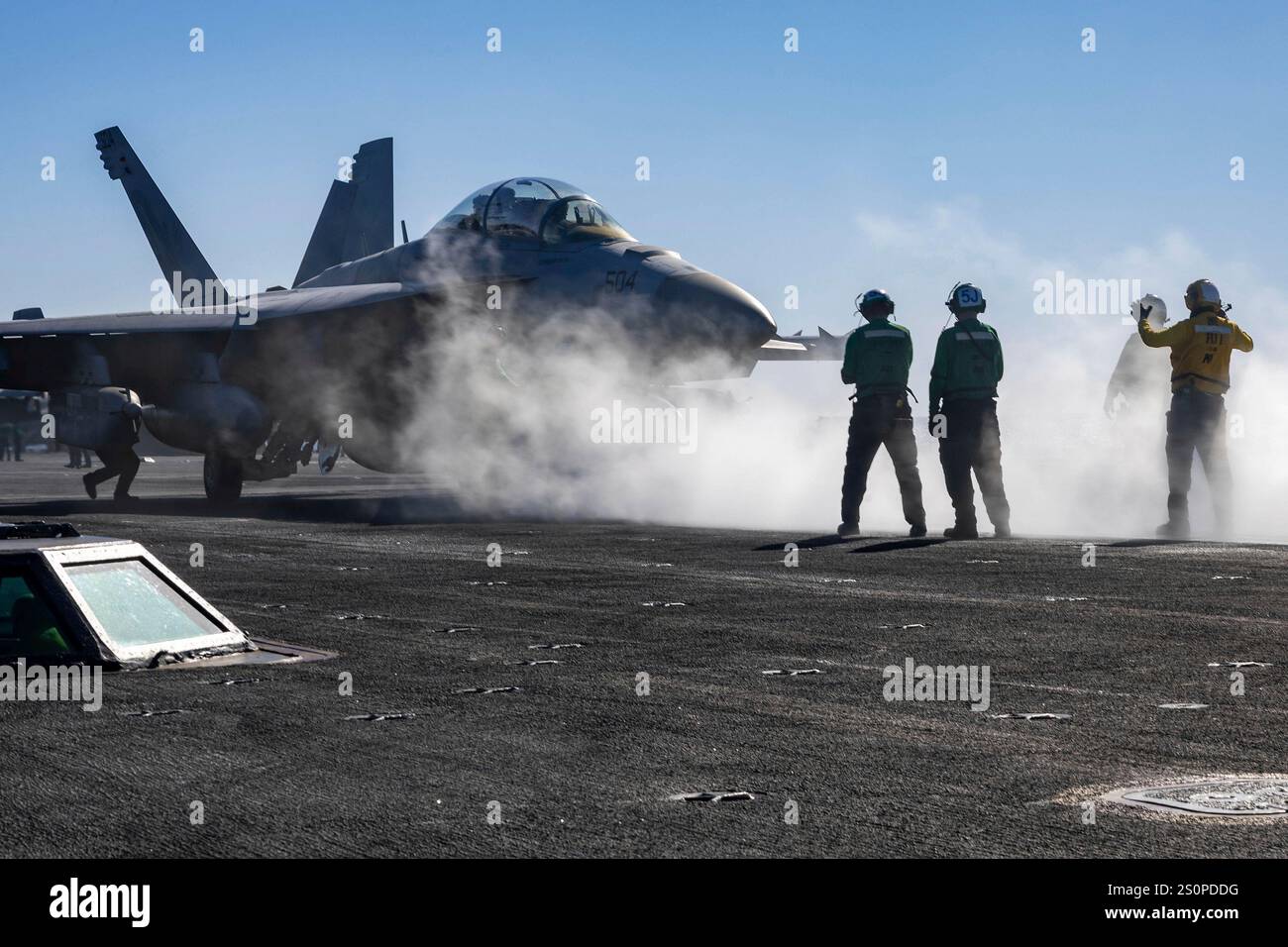 Mar Rosso, acque internazionali. 23 dicembre 2024. L'U. I marinai della Marina militare preparano un caccia e/A-18G Growler, attaccato al Main Battery of Electronic Attack Squadron 144, per il lancio dal ponte di volo della portaerei classe Nimitz USS Harry S. Truman durante l'operazione Prosperity Guardian, 23 dicembre 2024 sul Mar Rosso. Crediti: MCSN Michael Gomez/U. S Navy Photo/Alamy Live News Foto Stock