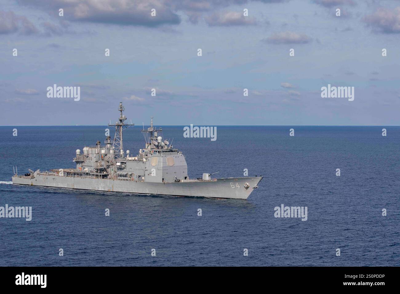 Mar Rosso, acque internazionali. 16 dicembre 2024. L'U. L'incrociatore missilistico guidato classe Ticonderoga USS Gettysburg pattuglia le acque internazionali come parte dell'operazione Prosperity Guardian, 16 dicembre 2024 sul Mar Rosso. Crediti: MC2 Kaitlin Young/U. S Navy Photo/Alamy Live News Foto Stock