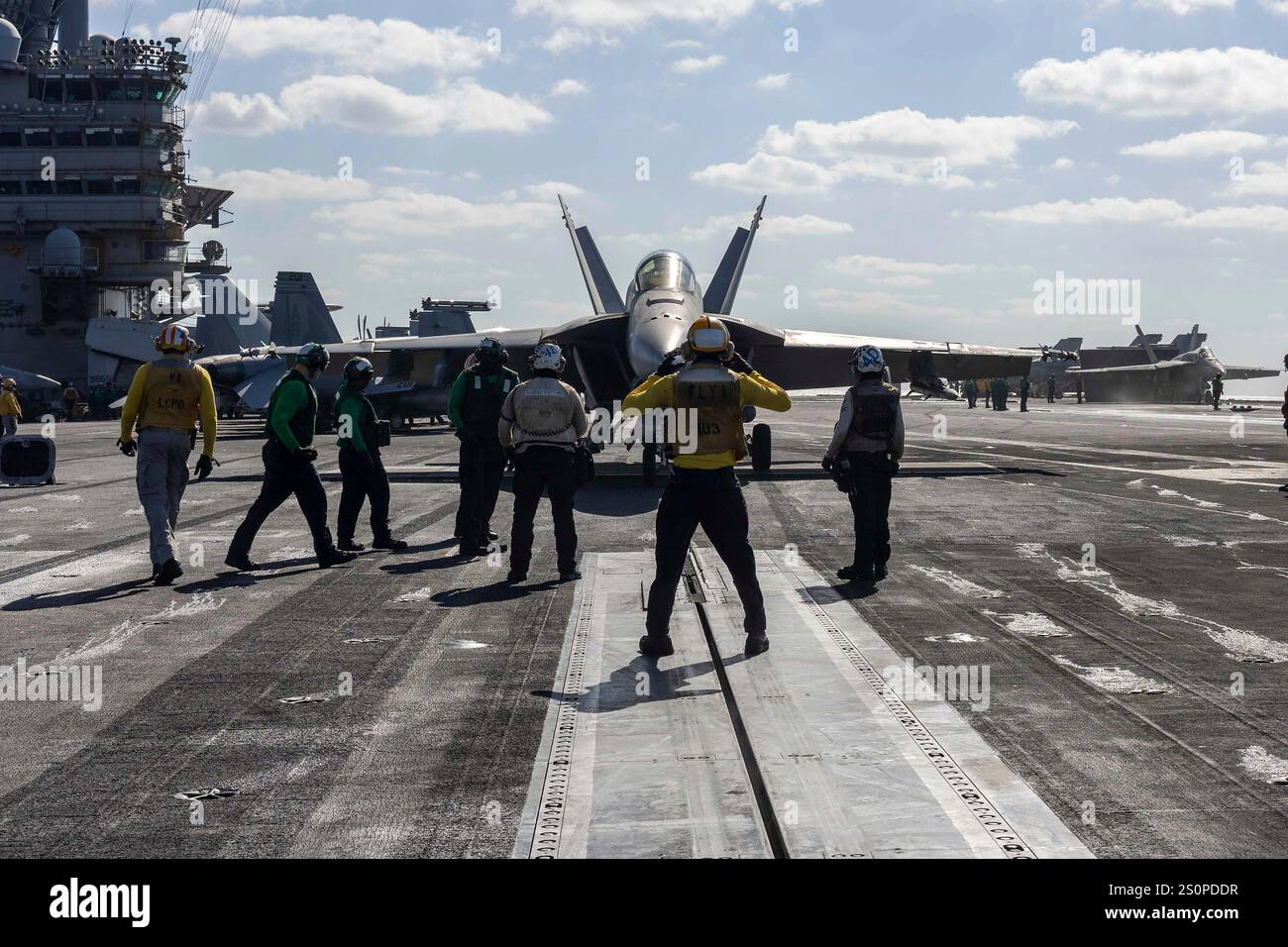 Mar Rosso, acque internazionali. 23 dicembre 2024. U. I marinai della Marina militare preparano un F/A-18E Super Hornet, attaccato al Knighthawks dello Strike Fighter Squadron 136, per il lancio dal ponte di volo della portaerei classe Nimitz USS Harry S. Truman durante l'operazione Prosperity Guardian, 23 dicembre 2024 sul Mar Rosso. Crediti: MC2 Logan McGuire/U. S Navy Photo/Alamy Live News Foto Stock
