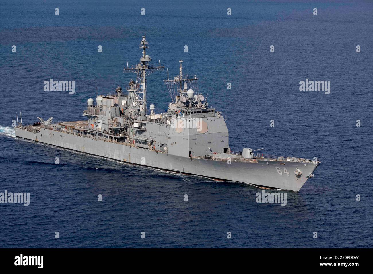 Mar Rosso, acque internazionali. 16 dicembre 2024. L'U. L'incrociatore missilistico guidato classe Ticonderoga USS Gettysburg pattuglia le acque internazionali come parte dell'operazione Prosperity Guardian, 16 dicembre 2024 sul Mar Rosso. Crediti: MC2 Kaitlin Young/U. S Navy Photo/Alamy Live News Foto Stock