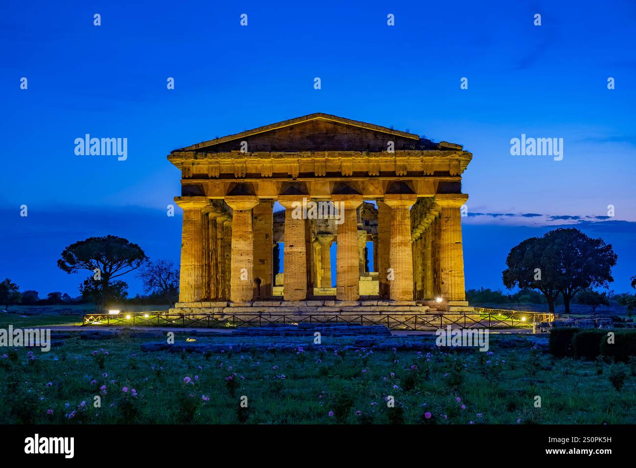 Tempio dorico di Hera da circa 450 BC, precedentemente attribuiti erroneamente come il tempio di Poseidone o Apollo, in Paestum, Italia. Foto Stock