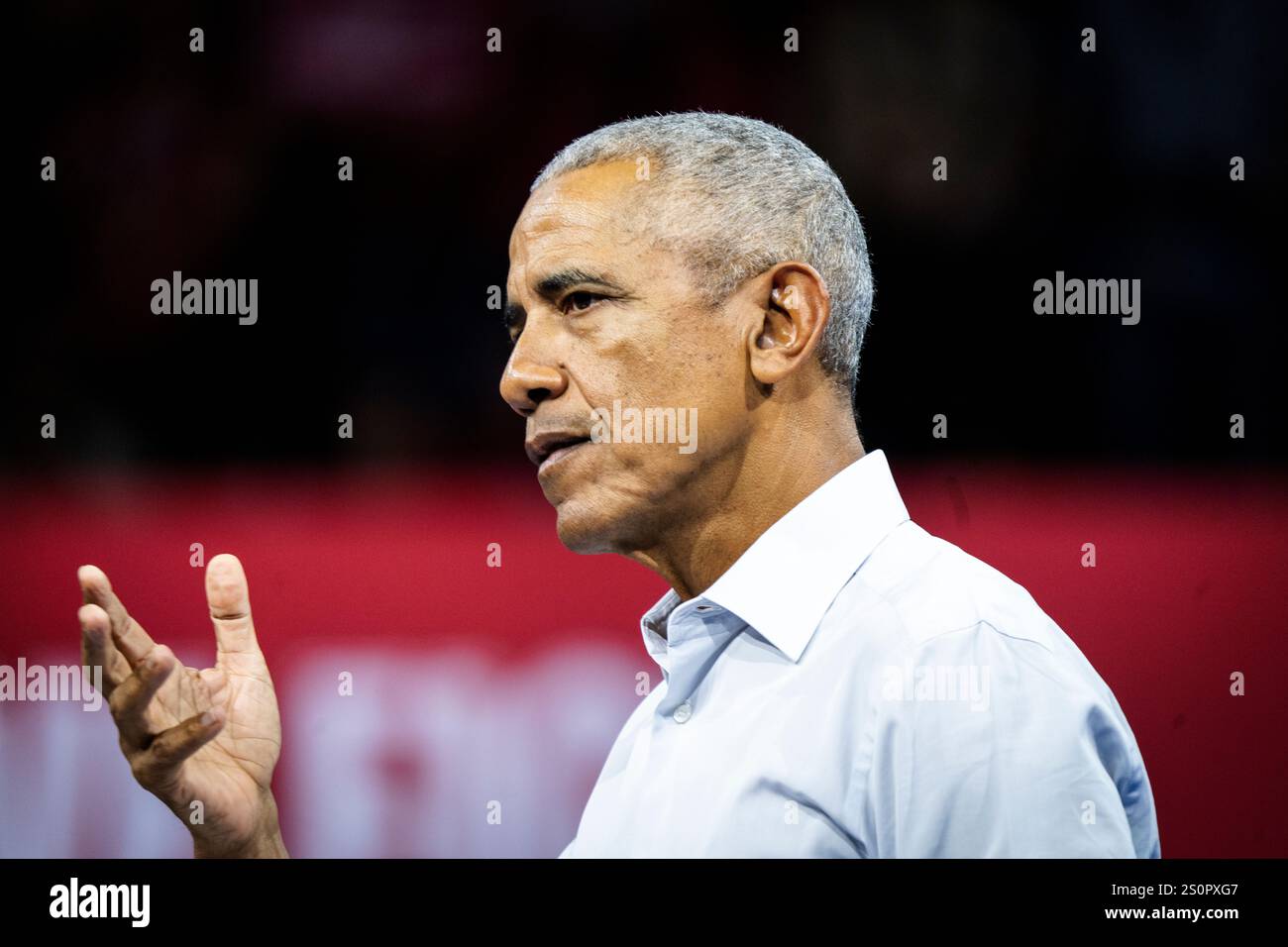 L'ex presidente Barack Obama parla ad una manifestazione durante la campagna presidenziale del 2024. Foto Stock